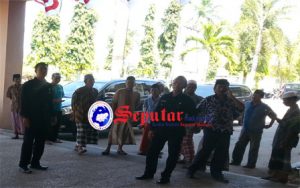 Belum Ada Kejelasan, Puluhan Warga Desa Lapa Laok Datangi Kantor Bupati