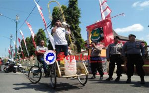 Naik Becak Dan Bawa Jerigen Kosong, Geramsi Demo Kantor Bupati Sumenep