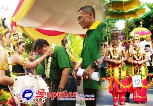 festival-dhe-nondhe-ni-nang-dan-saronen