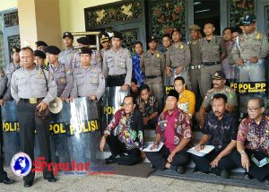 kasihan-wabup-sumenep-temui-pendemo-pmii-malah-ditinggal-mentah-mentah