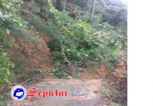 tanah-longsor-jalan-utama-di-desa-basoka-sumenep-terputus