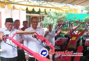 Dishutbun Sumenep Serahkan Bantuan Hand Traktor