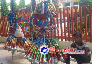 Jelang Natal 2016 dan Tahun Baru, Penjual Terompet Mulai Marak di Pamekasan