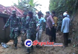 tanah-longsor-tni-polri-turun-bersihkan-jalan-bersama-warga-sumenep
