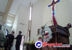 Tim Jibom Brimob Sterilisasi Gereja Jelang Misa Natal di Pamekasan