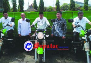 tunjang-keberhasilan-panen-pemkab-sumenep-hibahkan-roda-tiga-dan-pompa-air