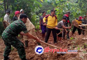 Bencana Tanah Longsor Di Desa Basoka, Danramil Rubaru Sumenep Pimpin Karya Bakti