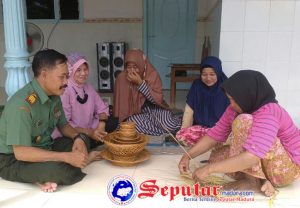 Danramil Rubaru Sumenep Motivasi Pengrajin Piring Berbahan Dasar Lidi