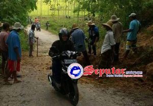 Hujan Lebat Selama 10 Jam, Bukit di Kecamatan Ganding Sumenep Longsor