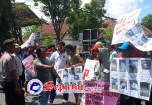 Puluhan Remaja Warnai Aksi Demo Warga Desa Candi Burung Ke Mapolres Pamekasan