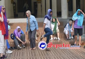 Buka Aurat Masuk Masjid Jamik Sumenep Wisatawan Asing Diusir Takmir Masjid