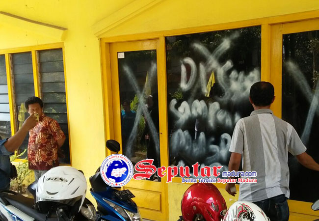 Dinilai Penuh Kejanggalan Kantor DPD Partai Golkar Sumenep di Segel Kadernya‪