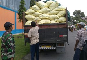 Sukseskan Swasembada Pangan Babinsa Koramil Rubaru Sumenep Kirim Gabah Petani Ke Bulog