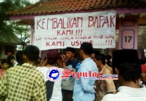 Wali Murid SDN Kecer I Sumenep Protes Pergantian Kepsek