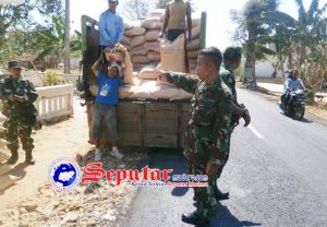 Babinsa Koramil Gapura Sumenep Pantau Distribusi Pupuk Bersubsidi