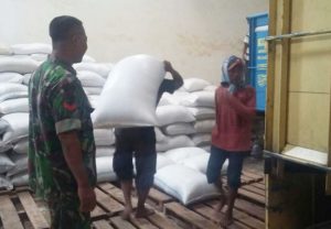 TNI Sumenep Terus Kawal Pengiriman Gabah Petani Ke Bulog