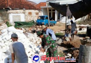 Babinsa Lembung Timur Koramil Lenteng Bantu Warga Bangun Rumah
