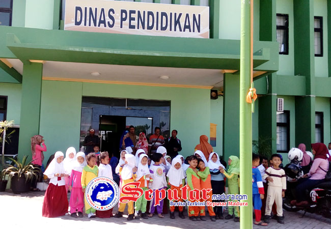 Anak Jadi Korban- Wali Siswa SDN Pangarangan 1 Datangi Kantor Disdik Sumenep