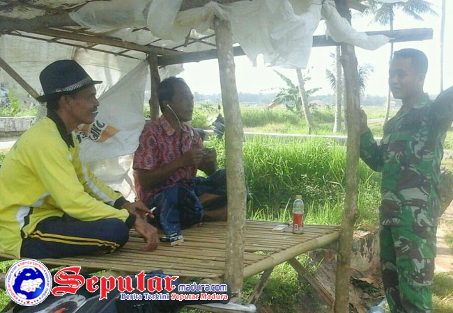 Cangkrukan Bersama Warga Bentuk Komsos Babinsa di Wilayah Binaan