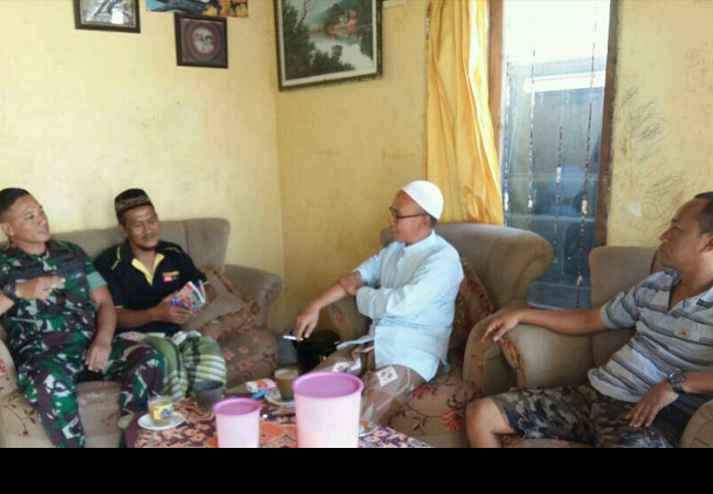 Anggota Koramil Dasuk Adakan Anjang sana dan Komsos Dengan Tokoh Masyarakat