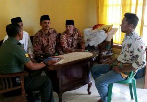 Babinsa Koramil Ambunten Komsos Dengan Warga Desa Binaannya