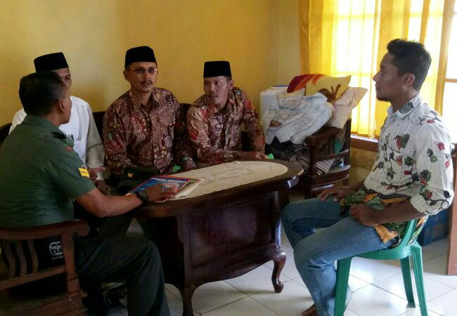 Babinsa Koramil Ambunten Komsos Dengan Warga Desa Binaannya