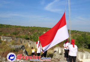 Diatas Bukit Batuputih Persit KCK Cabang Sumenep Kibarkan Bendera Merah Putih Raksasa