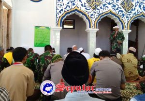 Anggota Satgas TMMD Beri Bintal Kepada Masyarakat Seusai Sholat Jumat