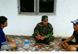Beginilah Komsos Ala Babinsa Alas Malang Koramil Raas Sumenep