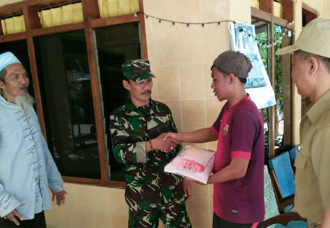 Pendistribusian Benih Jagung di Giligenting Sumenep Didampingi Babinsa
