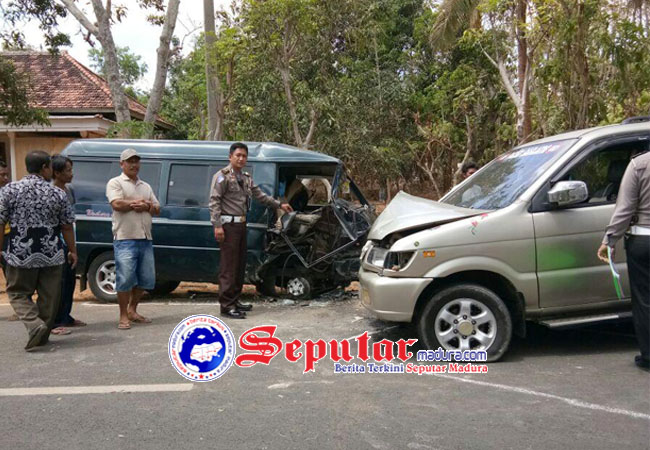 Dua Mobil Bertabrakan Hingga Body Depan Ringsek