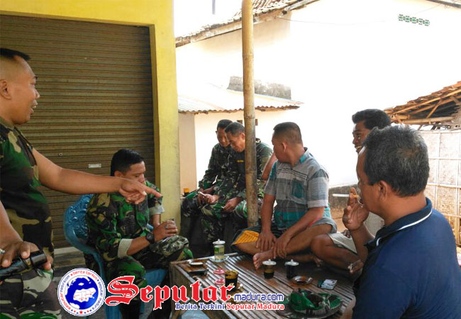 Istirahat Makan Siang Satgas TMMD Manfaatkan Untuk Komsos Dengan Warga
