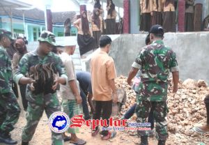 Karya Bakti Koramil Lenteng Dengan Pramuka di Masjid Miftahus Sudhur