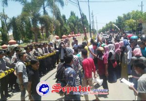 Tagih Janji Politik Dua Aliansi Mahasiswa Demo Kantor Bupati Sumenep