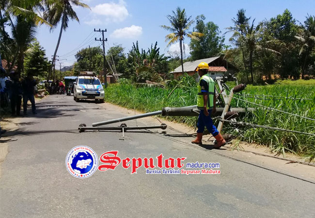 Tiang Listrik Roboh Empat Kecamatan Mati Total