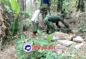 Galakkan Gotong Royong Babinsa Koramil Batu Putih Bantu Warga Benahi Pipa Saluran Air