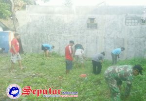 Peringati Hari Pahlawan Babinsa Koramil Sapeken Kerja Bakti Bersama Warga