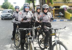 Tebar Senyum Sambil Nganyuh Sepeda Patroli Ala Polwan Resort Sumenep