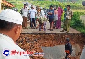 https://seputarmadura.com/wp-content/uploads/2018/12/Jembatan-Pengubung-Antar-Kecamatan-di-Sumenep-Ambruk.jpg