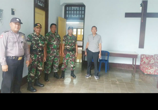 https://seputarmadura.com/wp-content/uploads/2018/12/Pengamanan-Ibadah-Natal-di-Gereja-GPIB-Oleh-TNI-Polri-Sumenep.jpg