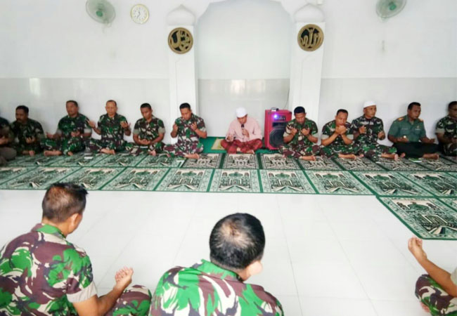 https://seputarmadura.com/wp-content/uploads/2018/12/Sambut-Tahun-Baru-2019-Anggota-Kodim-Sumenep-Laksanakan-Istighosah.jpg