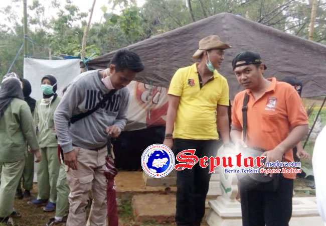 https://seputarmadura.com/wp-content/uploads/2018/12/Tim-Labfor-Polda-Jatim-Bongkar-Makam-Warga-di-Sumenep.jpg