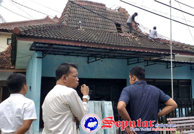 https://seputarmadura.com/wp-content/uploads/2019/01/Angin-Kencang-Balai-PWI-Sumenep-Tertimpa-Patahan-Tower.jpg