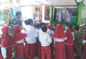 https://seputarmadura.com/wp-content/uploads/2019/01/Jadikan-Sarana-Interaksi-Si-Mokos-Datangi-SDI-Pelita-Hati.jpg