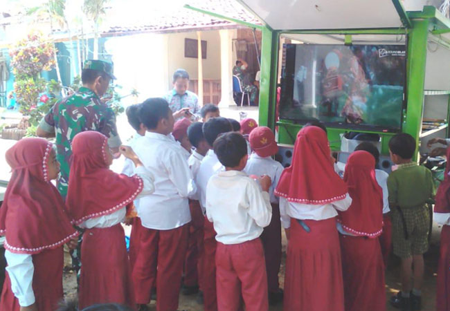 https://seputarmadura.com/wp-content/uploads/2019/01/Jadikan-Sarana-Interaksi-Si-Mokos-Datangi-SDI-Pelita-Hati.jpg