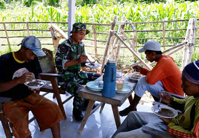 https://seputarmadura.com/wp-content/uploads/2019/01/Lewat-Makan-Bersama-Babinsa-Sumenep-Bina-Keakraban-Dengan-Warga-Binaan.jpg