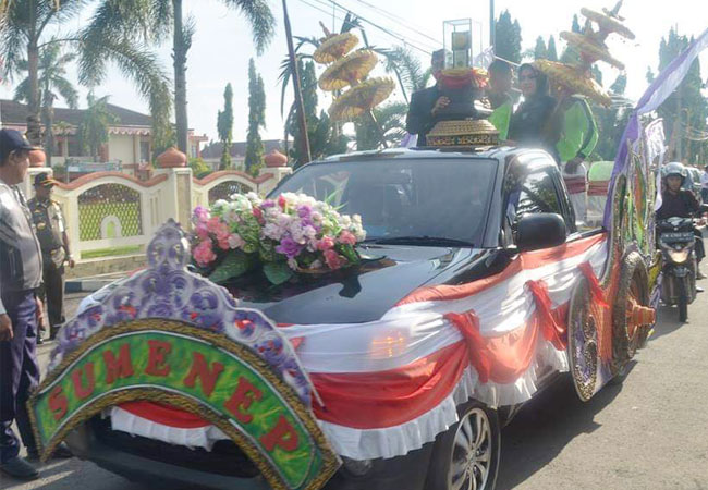 https://seputarmadura.com/wp-content/uploads/2019/01/Pemkab-Sumenep-Kirab-Piala-Adipura-ke-10.jpg