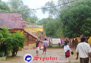 https://seputarmadura.com/wp-content/uploads/2019/01/SDN-Sendir-Sumenep-Ambruk-Diterjang-Hujan-Disertai-Angin-Kencang-.jpg