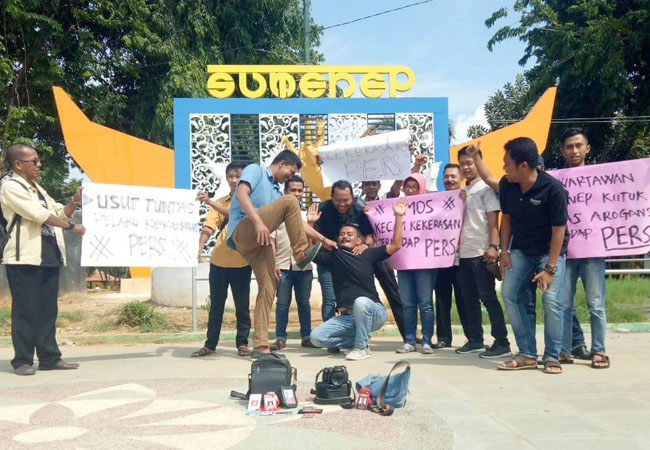 https://seputarmadura.com/wp-content/uploads/2019/01/Wartawan-Sumenep-Aksi-Solidaritas-Terhadap-Kekerasan-Jurnalis-di-Pamekasan.jpg