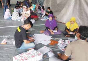 https://seputarmadura.com/wp-content/uploads/2019/02/KPU-Sumenep-Pekerjakan-210-orang-Untuk-Sortir-dan-Lipat-Surat-Suara.jpg